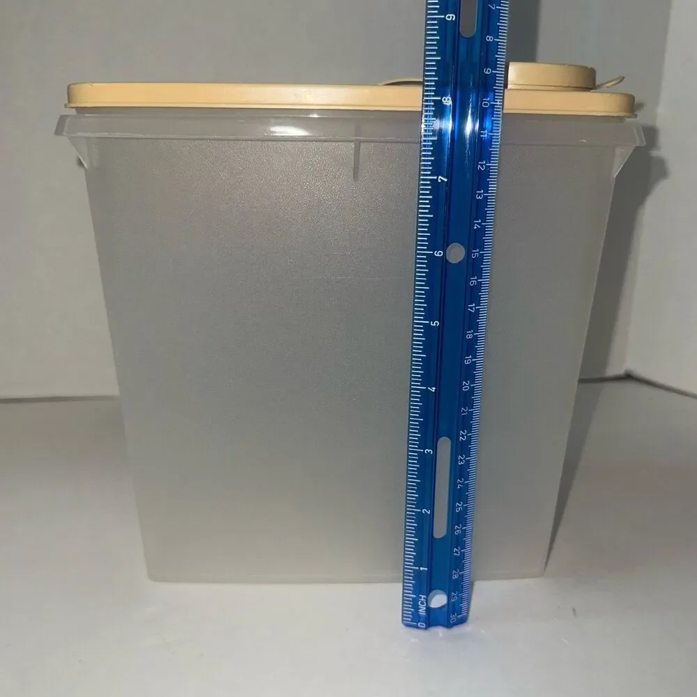 VINTAGE TUPPERWARE FOOD/BEVERAGE/CEREAL STORAGE CONTAINER # 469-9 LID # 470-6